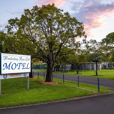 Hawkesbury Race Club Motel Windsor Eksteriør bilde The entrance to the motel