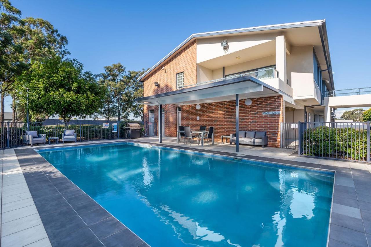 Hawkesbury Race Club Motel Windsor Eksteriør bilde A swimming pool in Australia