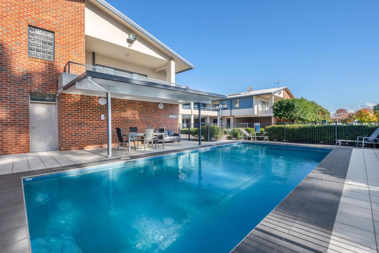 Hawkesbury Race Club Motel Windsor Eksteriør bilde A pool in a residential area