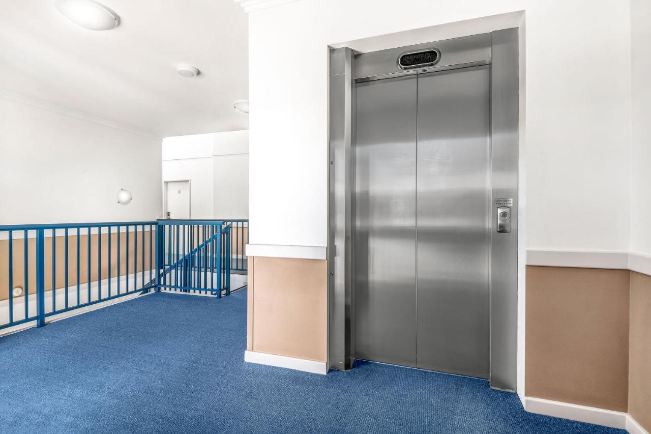 Hawkesbury Race Club Motel Windsor Eksteriør bilde A residential elevator