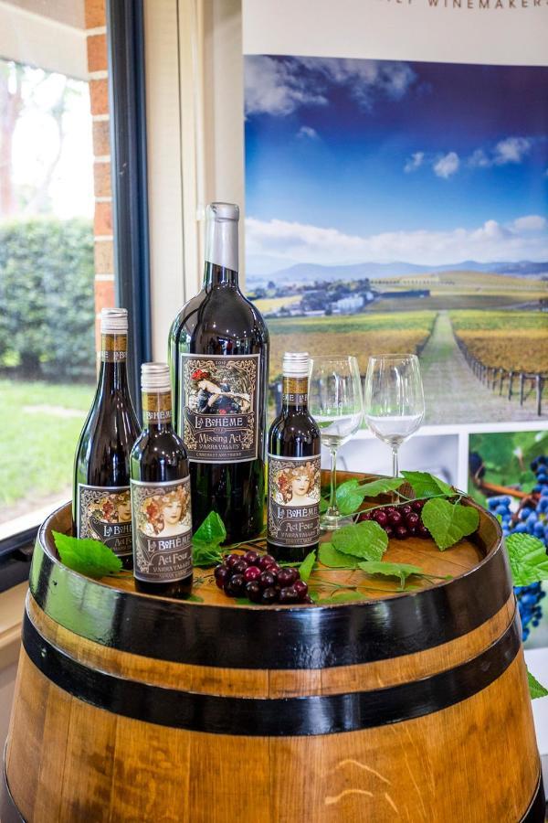 Hawkesbury Race Club Motel Windsor Eksteriør bilde A bottle of German wine