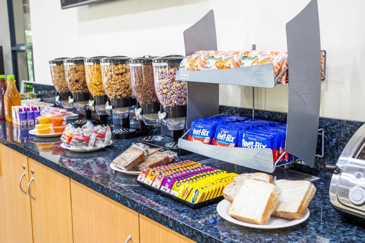 Hawkesbury Race Club Motel Windsor Eksteriør bilde A cereal bar at a hotel