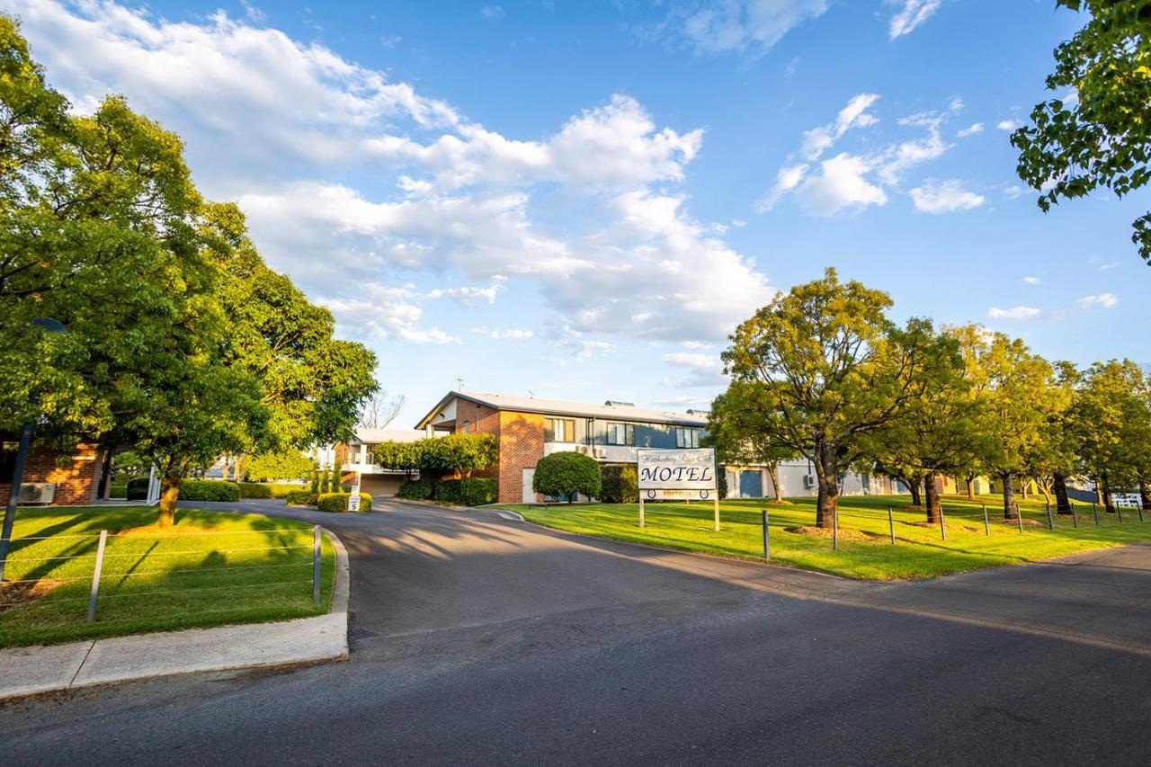Hawkesbury Race Club Motel Windsor Eksteriør bilde The main entrance to the University of Tasmania's Launceston Campus