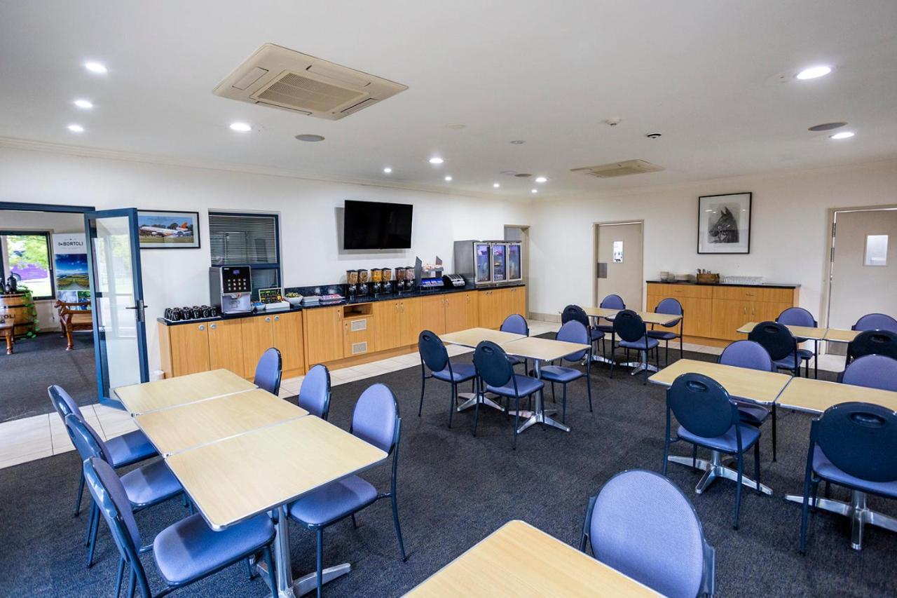 Hawkesbury Race Club Motel Windsor Eksteriør bilde The lounge at Wagga Wagga Airport