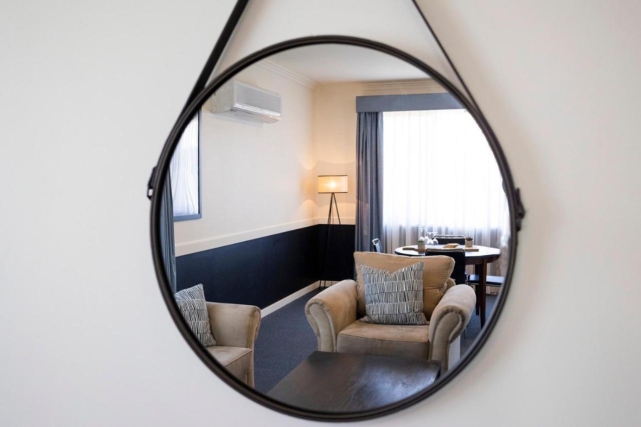 Hawkesbury Race Club Motel Windsor Eksteriør bilde A convex mirror
