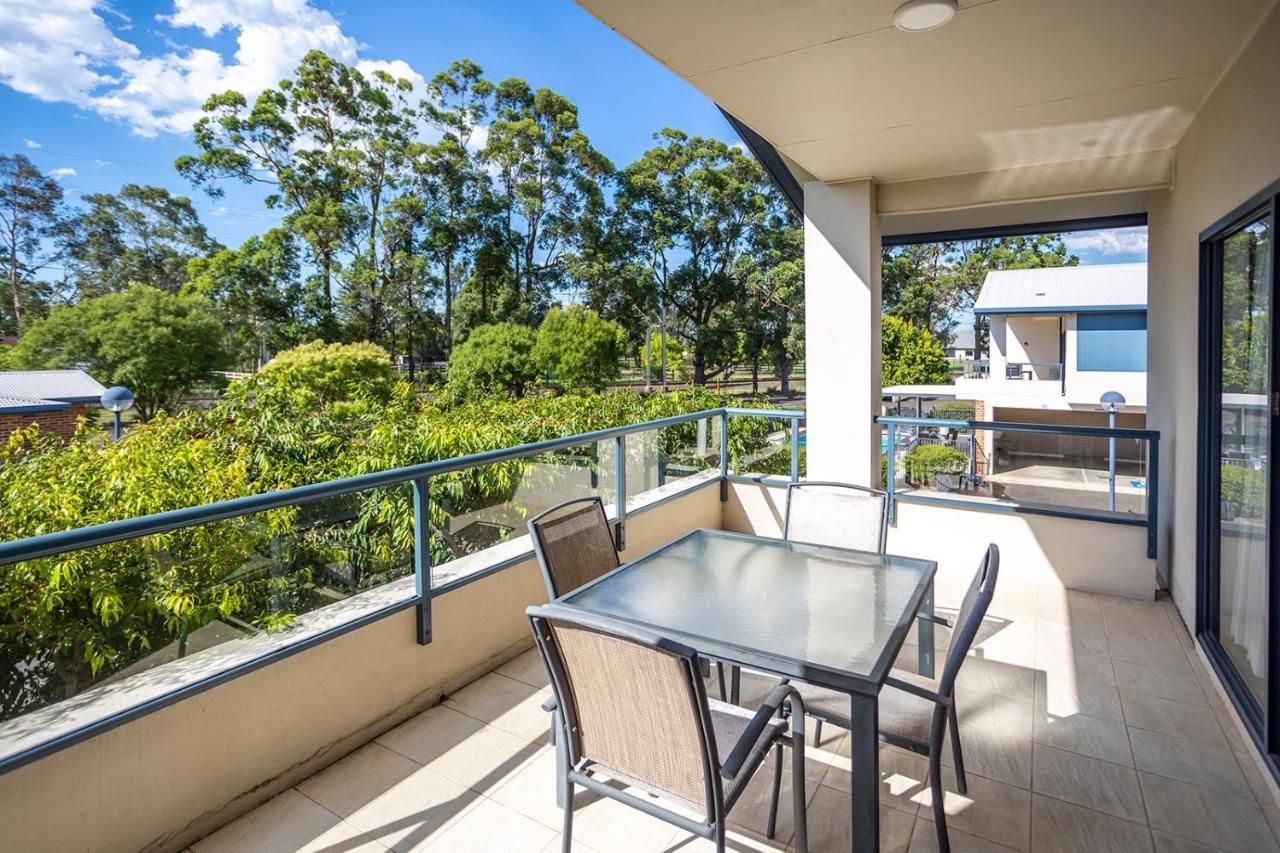 Hawkesbury Race Club Motel Windsor Eksteriør bilde A balcony