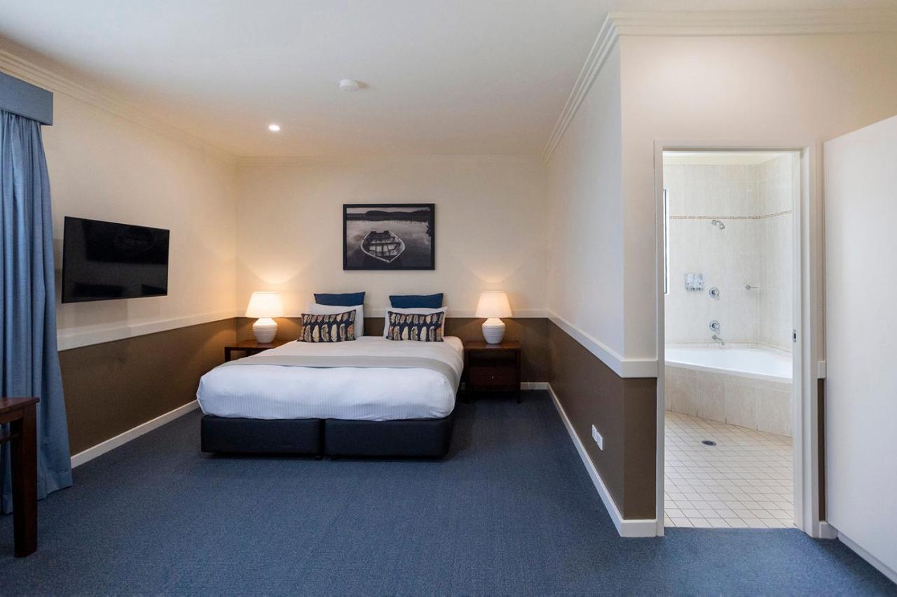 Hawkesbury Race Club Motel Windsor Eksteriør bilde A room at the hotel