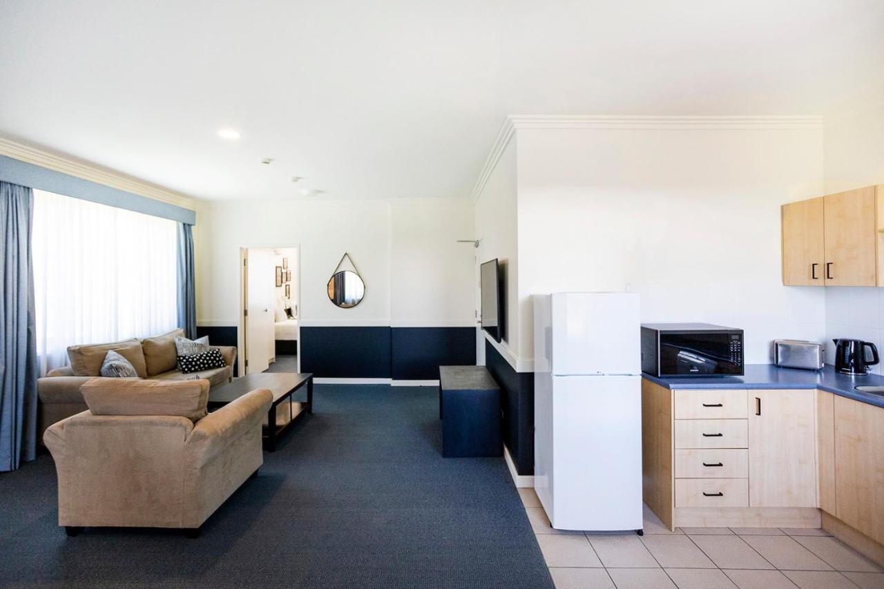 Hawkesbury Race Club Motel Windsor Eksteriør bilde A typical studio apartment