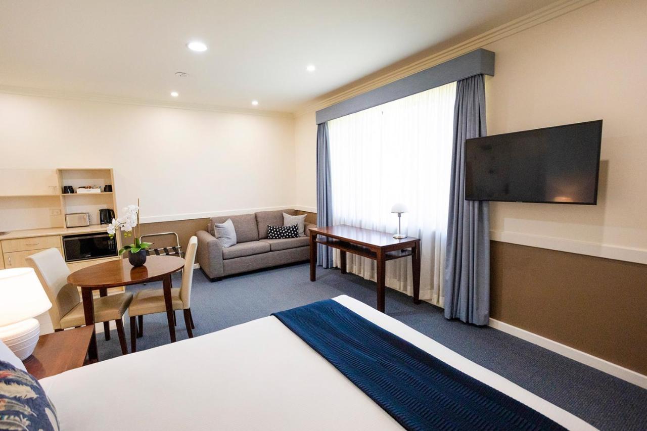 Hawkesbury Race Club Motel Windsor Eksteriør bilde A suite at the hotel