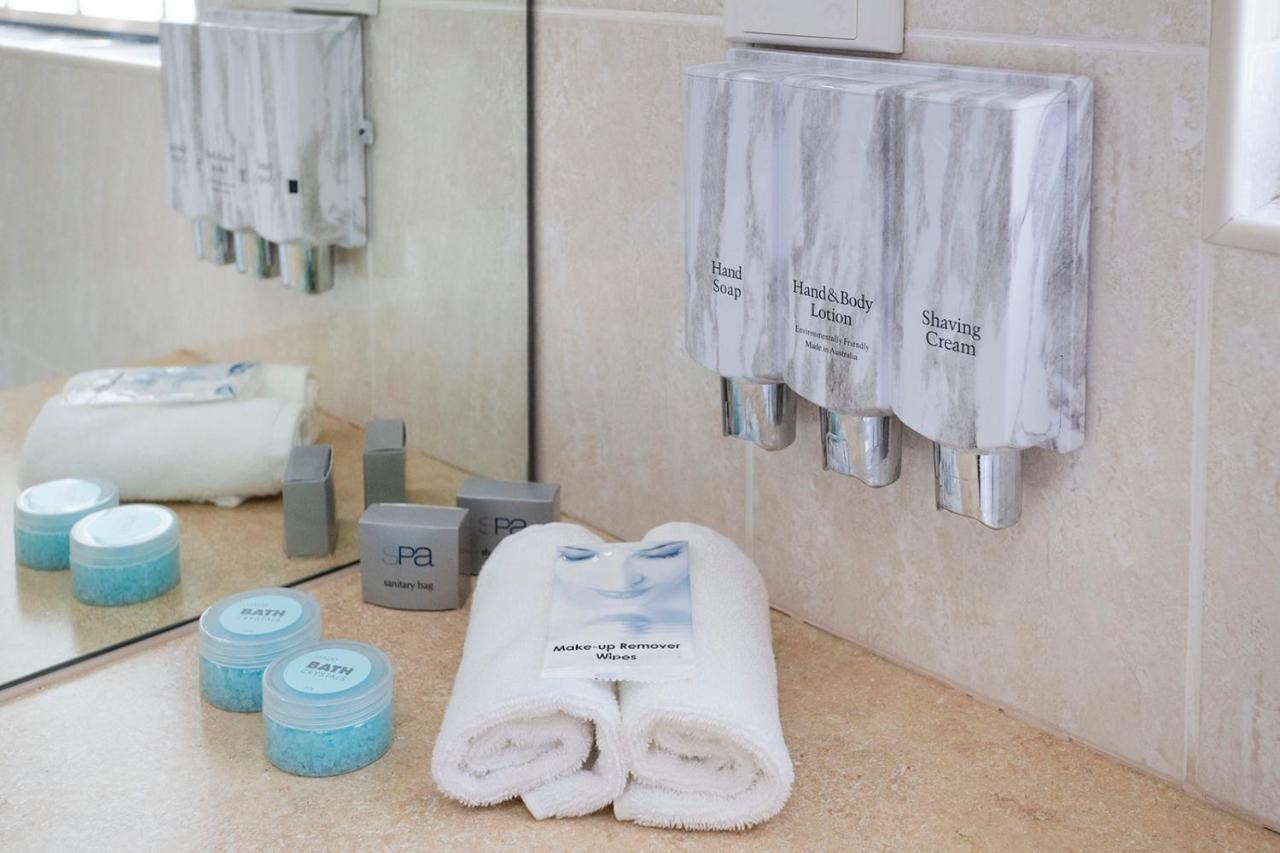 Hawkesbury Race Club Motel Windsor Eksteriør bilde A bathroom with toiletries