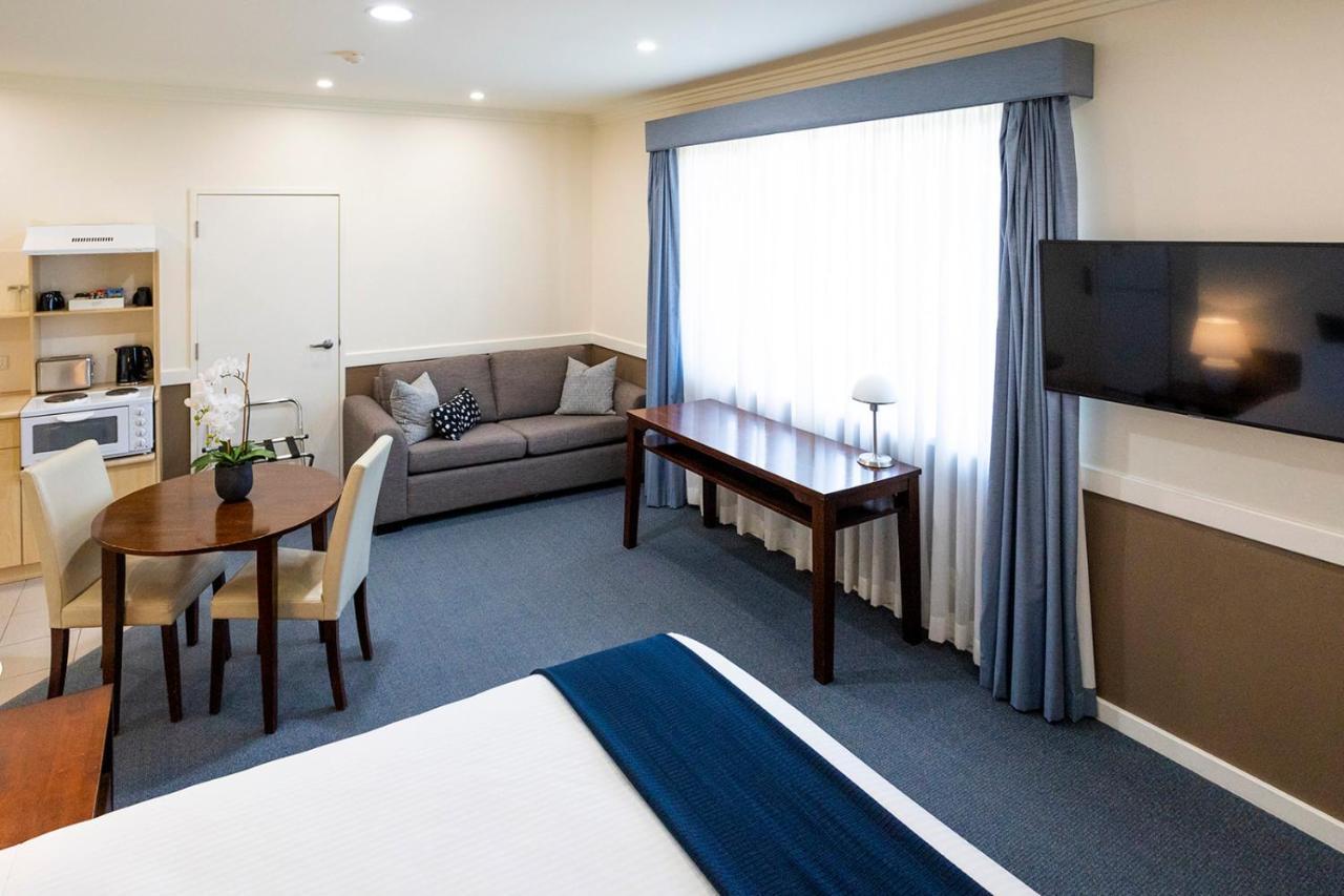 Hawkesbury Race Club Motel Windsor Eksteriør bilde A suite at the hotel