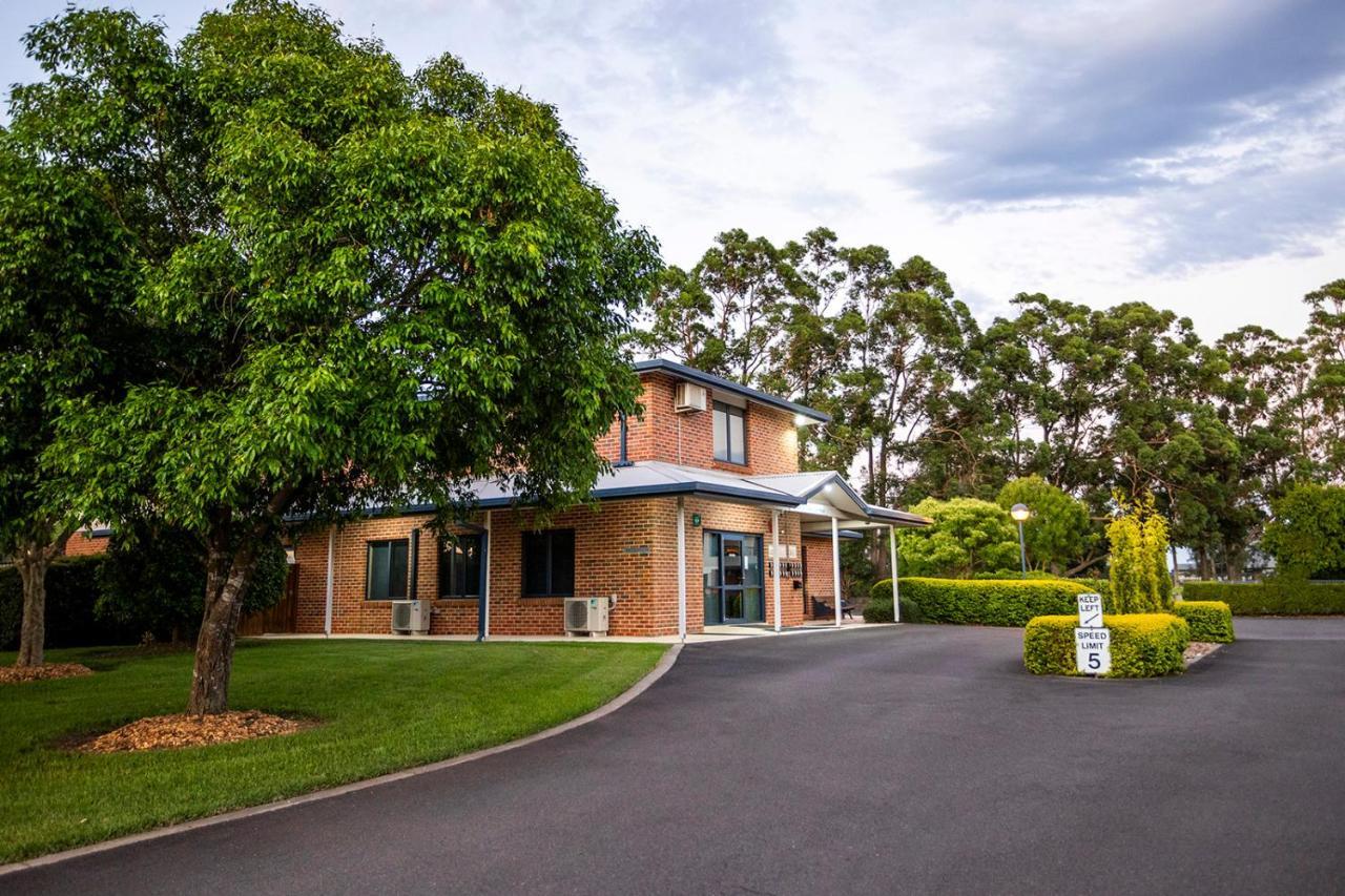 Hawkesbury Race Club Motel Windsor Eksteriør bilde The main entrance to the school