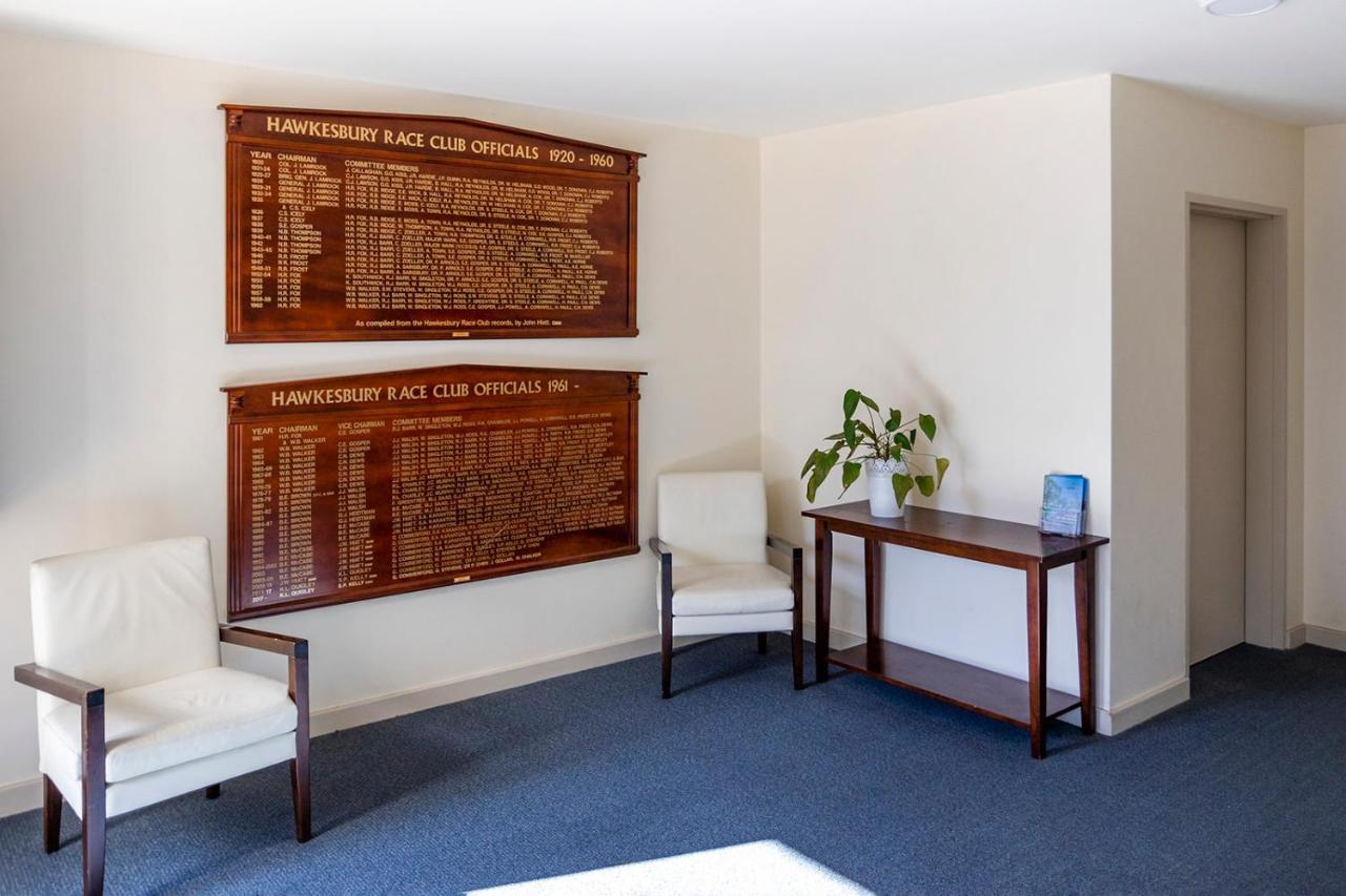 Hawkesbury Race Club Motel Windsor Eksteriør bilde Club Honours Boards
