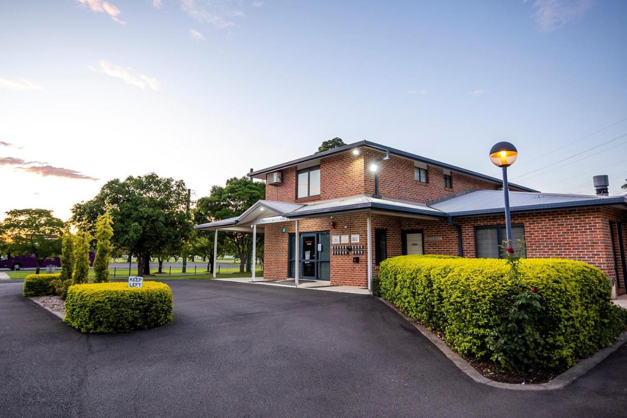 Hawkesbury Race Club Motel Windsor Eksteriør bilde The main entrance to the hospital