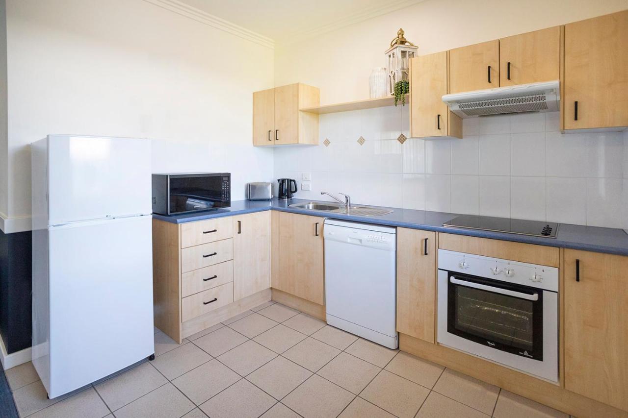 Hawkesbury Race Club Motel Windsor Eksteriør bilde A typical kitchen in a student apartment